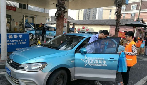 對車窗拋物說不！長沙環衛局免費發放2000個車載垃圾桶