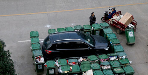 隨意亂停車，大爺搬垃圾桶怒攔私家車 