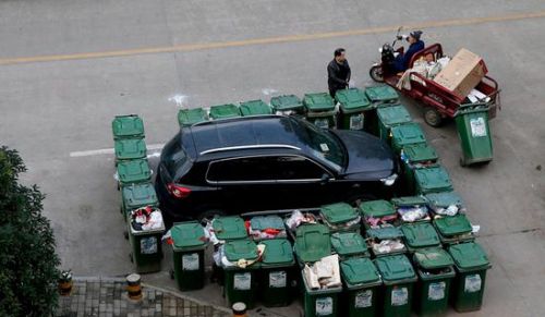 汽車被垃圾桶包圍是被惡搞還是得罪人了？