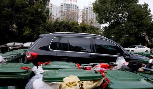 汽車被垃圾桶包圍是被惡搞還是得罪人了？