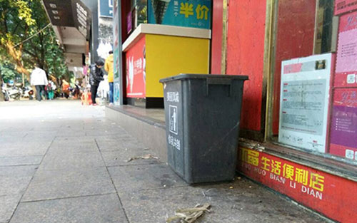 垃圾桶當足球踢？！城區大半年累計丟近千個垃圾桶